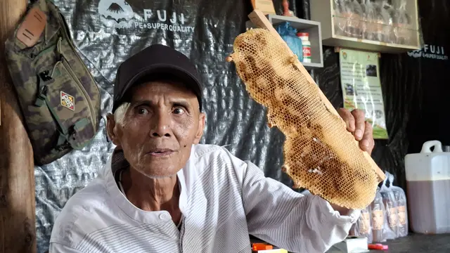 Bustam, pebudidaya madu lebah liar binaan Medco E&P.