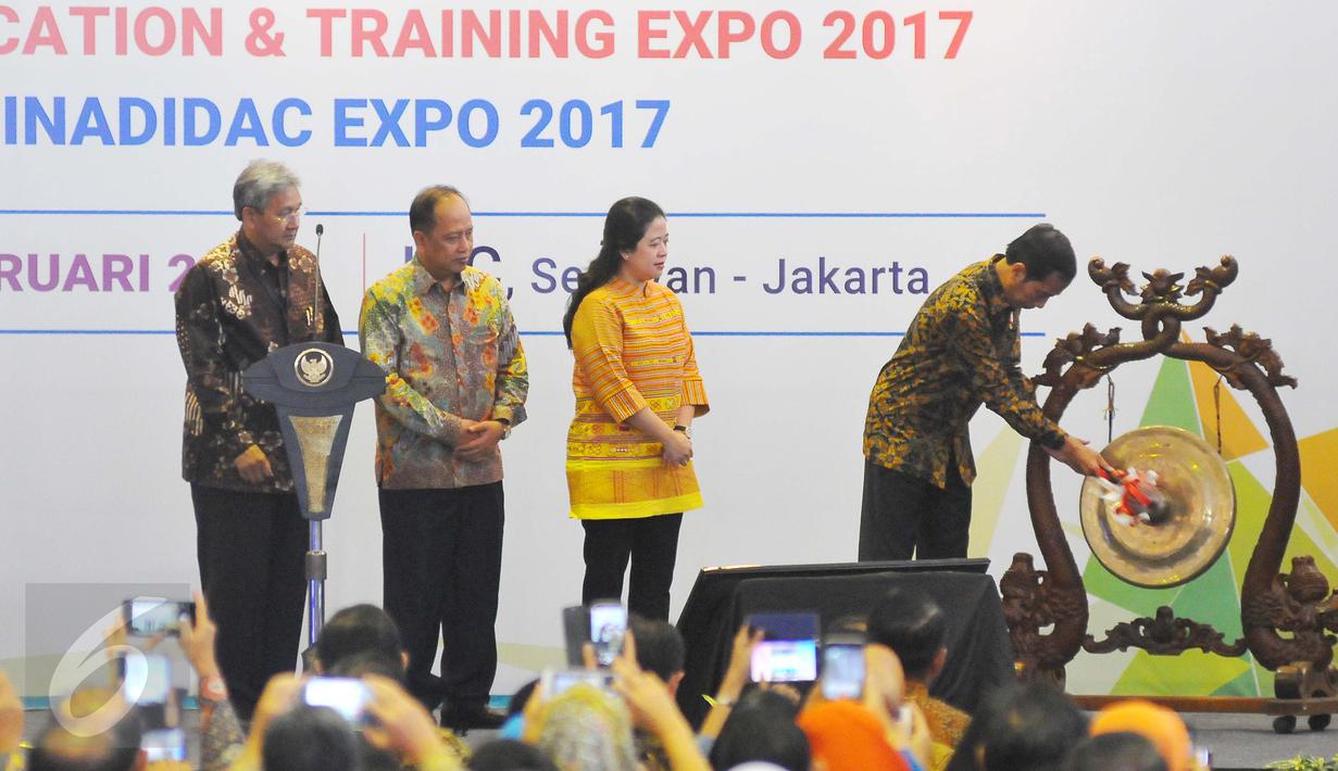 Presiden Joko Widodo (Jokowi) disaksikan Menko PMK Puan Maharani dan Menristekdikti, M Nasir memukul gong sebagai simbol pembukaan Konferensi Forum Rektor Indonesia 2017 di JCC, Jakarta, Kamis (2/2). (Liputan6.com/Angga Yuniar)