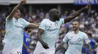 Striker Inter Milan, Romelu Lukaku (tengah) merayakan gol yang dicetaknya ke gawang Empoli pada lanjutan Liga Italia 2022/2023, Minggu (23/4/2023) malam WIB. (Marco Bucco/LaPresse via AP)