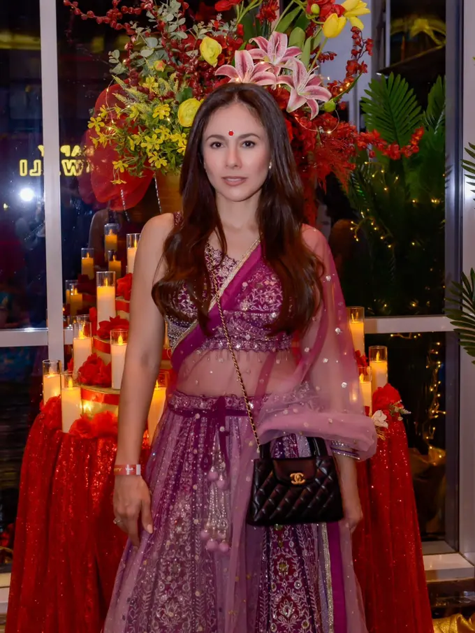 Wulan Guritno Tampil Anggun dalam Balutan Sari India dan Tas Chanel Rp96 Juta di Perayaan Diwali Night