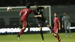 Gelandang Indonesia U-19, M Luthfi, duel udara dengan pemain Thailand U-19, Korawich Tasa, pada laga persahabatan di Stadion Wibawa Mukti, Cikarang, Minggu (8/10/2017). Indonesia menang 3-0 atas Thailand. (Bola.com/M Iqbal Ichsan)