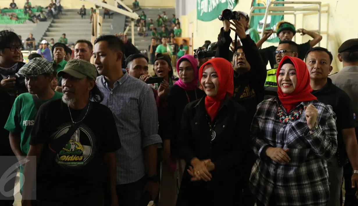 Istri Walikota Bandung Ridwan Kamil, Atalia Praratya (kedua kanan) melihat kondisi pendukung Persebaya Surabaya di GOR Padjajaran, Bandung, Sabtu (7/1). Tiba di Bandung, ratusan bonek berkumpul di kawasan GOR Padjajaran. (Liputan6.com/Helmi Fithriansyah)