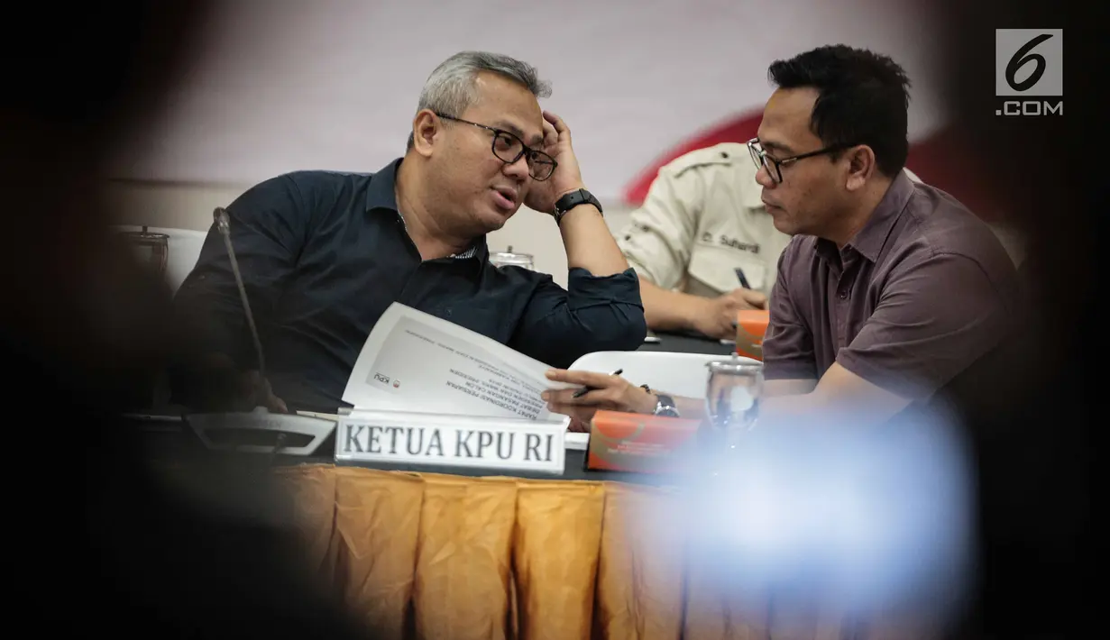Ketua KPU, Arief Budiman berbincang disela rapat koordinasi persiapan debat pasangan calon Presiden dan calon Wakil Presiden di Jakarta, Rabu (19/12). Rapat membicarakan persiapan debat pasangan capres-cawapres Pilpres 2019. (Liputan6.com/Faizal Fanani)