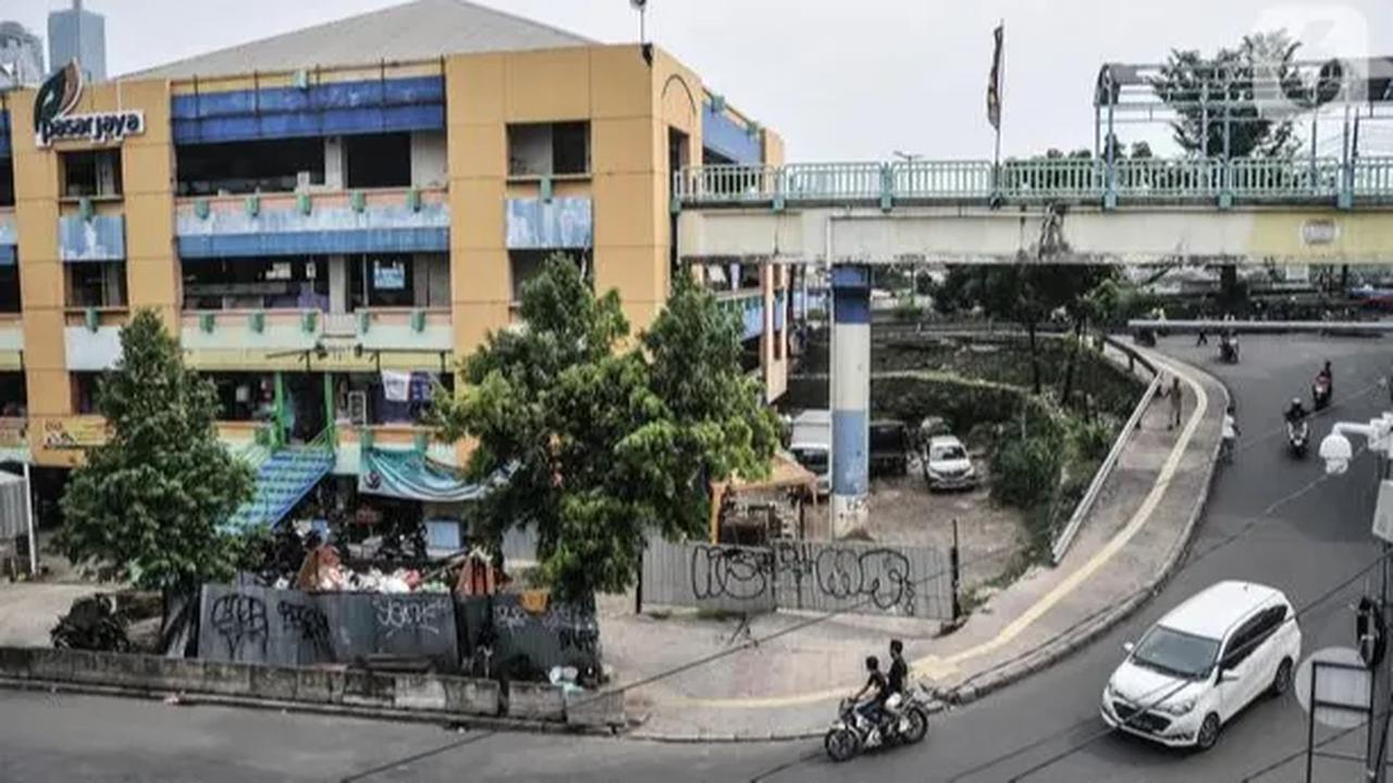 Kapolres Metro Jakpus, Kombes Komarudin menerangkan, Unit Reskrim Polsek Tanah Abang menemukan bong di lantai 2 Blok G Pasar Tanah Abang.