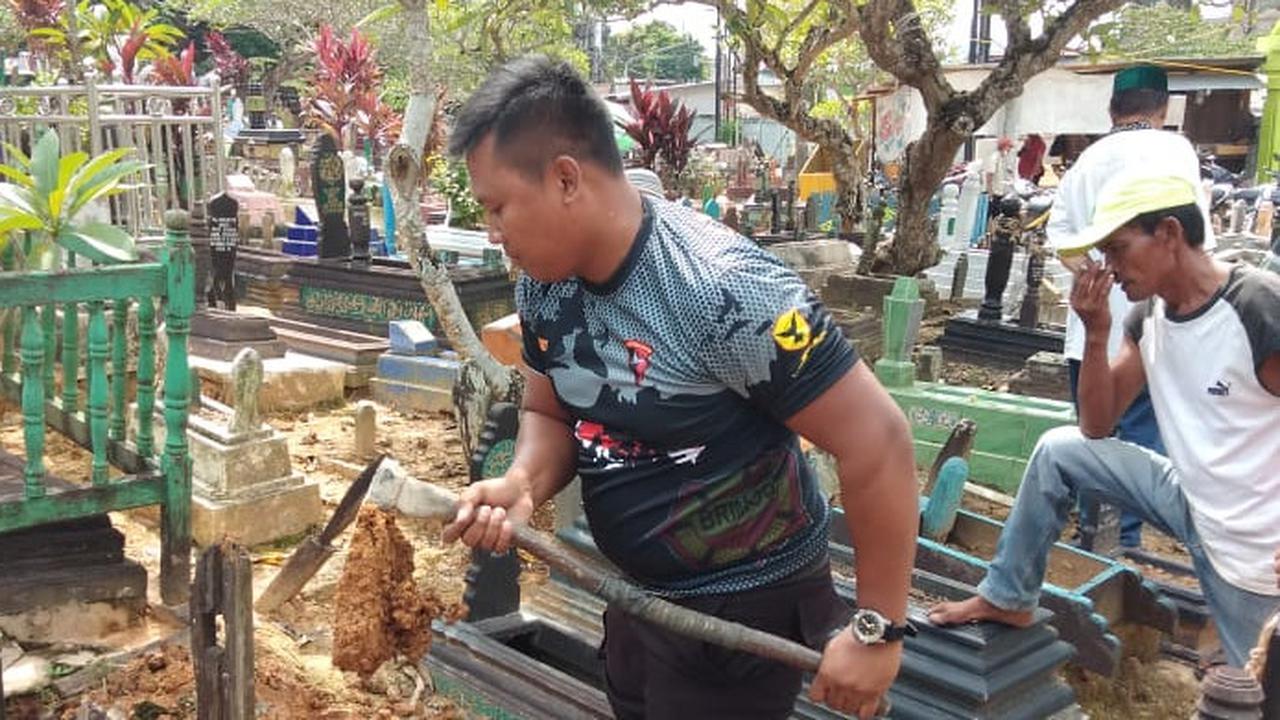 Kisah Anggota Polsek Nyambi Jadi Tukang Gali Kubur, Gaji Polisi Tak Seberapa