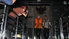 Tersangka Bupati Banyuasin, Yan Anton Ferdian berjalan ke luar Gedung KPK usai menjalani pemeriksaan, Jakarta, Kamis (10/11). Yan Anton diperiksa dalam kasus dugaaan menerima suap sebesar Rp 1 miliar. (Liputan6.com/Helmi Afandi)