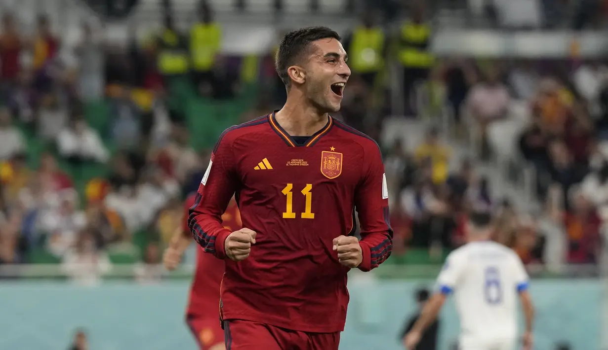 Penyerang Spanyol, Ferran Torres melakukan berselebrasi setelah mencetak gol pembuka ke gawang Kosta Rika pada pertandingan grup E Piala Dunia 2022 Qatar di Stadion Al Thumama di Doha, Qatar, Rabu (23/11/2022). Spanyol menang atas Kosta Rika dengan skor. (AP Photo/Alessandra Tarantino)