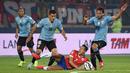 Striker Cile, Alexis Sanchez, selalu dijaga ketat pemain-pemain Uruguay. (AFP PHOTO/PABLO PORCIUNCULA)