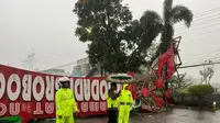 Gapura 'Selamat Datang Purwodadi Grobogan' Roboh Diterjang Hujan dan Angin, Akses Jalan Sempat Lumpuh