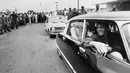 Muhammad Ali disambut meriah saat tiba di Kinshasa, Zaire, jelang laga bertajuk Rumble in the Jungle melawan George Foreman. (28/10/1974). (AFP)