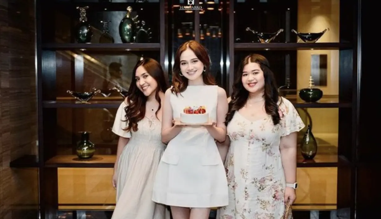 Di hari ulang tahunnya, Syifa Hadju kenakan dress putih A-Line yang menggemaskan.  [Foto: Instagram/ Syifa Hadju]