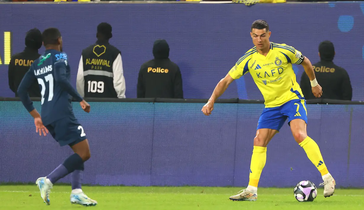 Cristiano Ronaldo dan Al Nassr memulai tahun baru dengan langkah positif. Bermain di markas sendiri, Al-Awwal Park, Al Nassr akhirnya menang 3-1. Dua gol lain dari tim tuan rumah datang lewat brace Sadio Mane. (AFP/Fayez Nureldine)