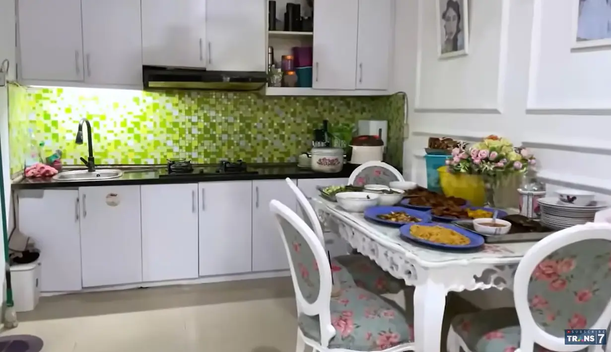 Meja makan, serta kursi dan kitchen set juga dengan dominasi warna putih, sehingga terlihat cerah. Parabotan disini juga tampak sederhana, jauh dari mewah untuk seorang artis yang kerap menghiasi layar kaca. [Youtube/TRANS7 OFFICIAL]