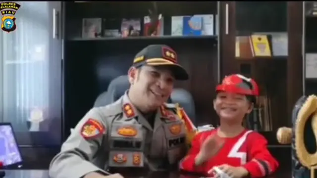 Bocah Viral yang Dibuang Ibunya karena Nakal, Kini Diasuh Kapolres Pelalawan