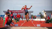 Maria Natalia Londa melakukan lompatan di nomor lompat jauh PON XXI/2024, Aceh-Sumut yang berlangsung di Stadion Madya Atletik Sumut Sport Center pada Kamis (12/9/2024). (Bola.com/Alit Binawan)