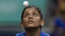 Petenis meja India Sreeja Akula bermain melawan Zeng Jian dari Sinagapura pada pertandingan tenis meja babak 32 besar tunggal putri Olimpiade Paris 2024 di South Paris Arena, Rabu (31/7/2024). (AP Photo/Petros Giannakouris)