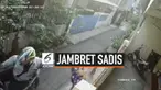 Seorang pria tega menjambret ibu yang sedang menggendong. Akibatnya, sang ibu terjatuh bersama bayinya. Aksi tersebut terekam kamera CCTV.