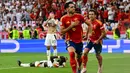 Pada menit ke-119, gol Mikel Merino menggetarkan jala gawang Manuel Neuer. (Tobias SCHWARZ/AFP)