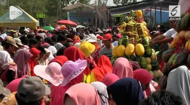 Hasil bumi yang melimpah.  Warga di kabupaten Lamongan, Jawa Timur, membuat Festival Gunungan yang terbuat dari beberapa buah-buahan hasil panen raya.