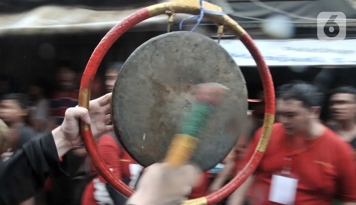 Iringan musik tradisional Tionghoa saat perayaan Cap Go Meh Tahun Baru Imlek 2571 di Jatinegara, Jakarta, Minggu (9/2/2020). Meski hujan, perayaan Cap Go Meh berlangsung meriah dengan atraksi barongsai dan liong serta arakan dewa-dewa mengelilingi kawasan Jatinegara. (merdeka.com/Iqbal S Nugroho)
