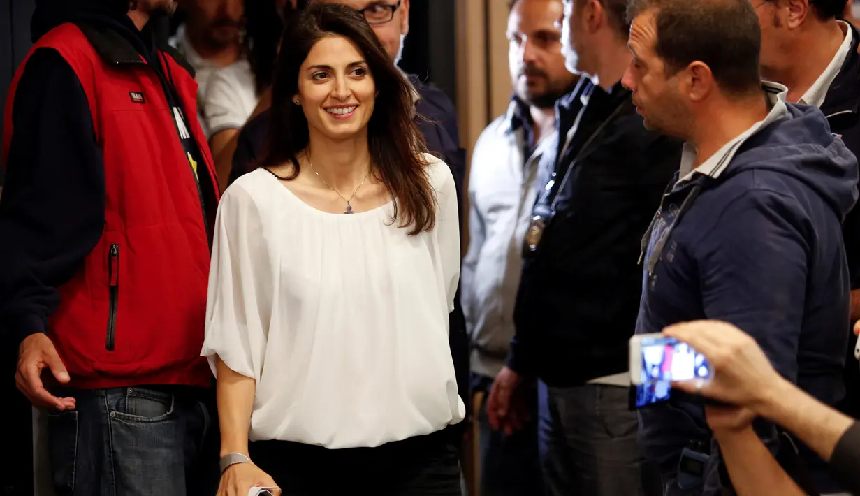 Wali Kota Roma yang baru terpilih, Virginia Raggi saat tiba untuk menghadiri konferensi pers di Italia, Senin (20/6). Raggi (37) yang berprofesi sebagai pengacara, berhasil mengungguli dua pertiga suara dari kandidat lainnya. (REUTERS/Remo Casilli)