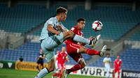 Pemain timnas Belgia, Thomas Meunier (kiri) berjibaku untuk berebut bola dengan pemain Gibraltar, Josep Chipolina, pada laga lanjutan Grup H Kualifikasi Piala Dunia 2018 zona Eropa, di Algarve Stadium (10/10/2016).  (Reuters/Rafael Marchante)