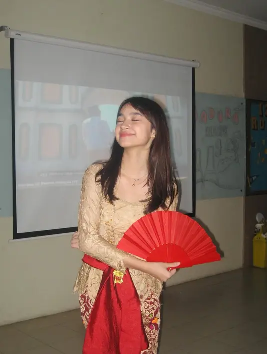 Dalam balutan kebaya klasik, Sydney juga berhasil mencuri perhatian. Kebaya brokat berwarna kuning keemasan yang dipadukan dengan obi serta bawahan tenun merah membuat  penampilannya terlihat sangat elegan. [@cuttaryofficial/@sydneyazkassya].