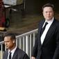 Elon Musk (kanan) berjalan dari pusat peradilan di Wilmington, Delaware, Amerika Serikat, Senin (12/7/2021). Elon Musk terancam denda USD 2 miliar atau sekitar Rp 29 triliun (asumsi Rp 14.502 per dolar Amerika Serikat). (AP Photo/Matt Rourke)