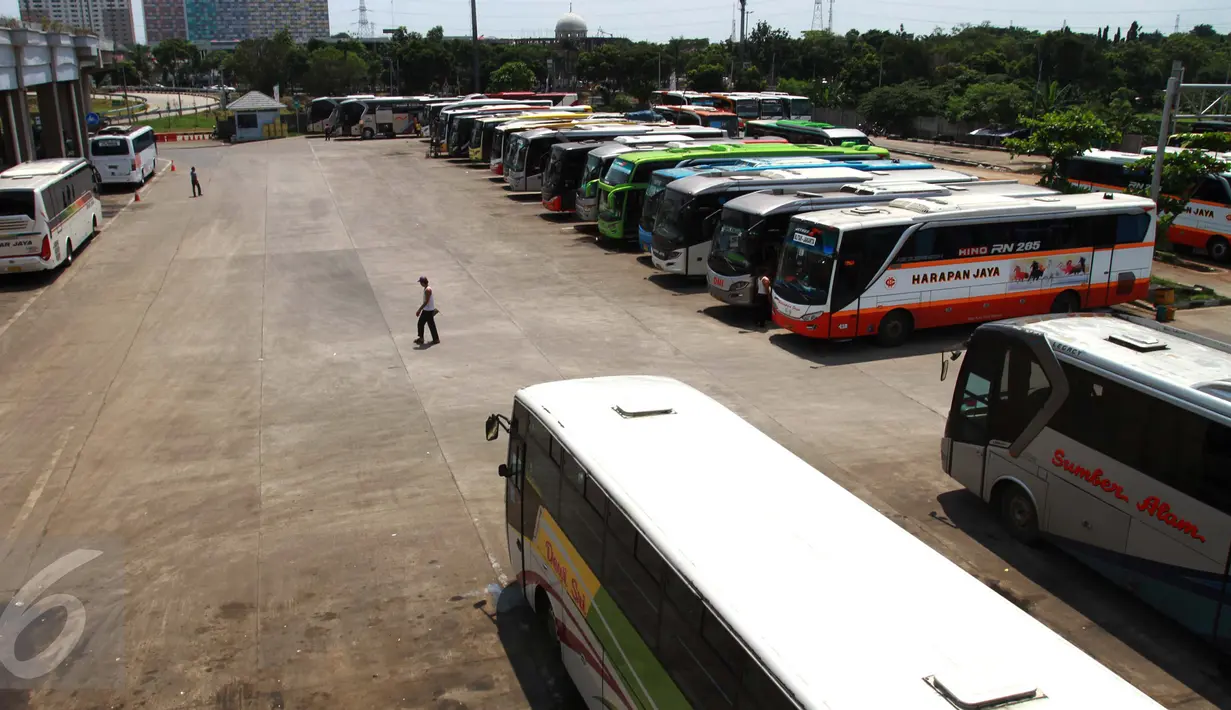 Sejumlah bus terparkir menunggu keberangkatan di Terminal Pulo Gebang, Jakarta Timur, Kamis (20/4). Pemprov DKI Jakarta dengan didampingi Kemenhub akan melakukan pembenahan fasilitas Terminal Pulogebang. (Liputan6.com/Gempur M Surya)