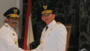 Ahok dan Djarot Saiful Hidayat berjabat tangan usai acara  pelantikan Wakil Gubernur DKI Jakarta, Jakarta, Rabu (17/12/2014). (Liputan6.com/Herman Zakharia)