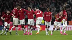 Sejumlah pemain Manchester United melakukan selebrasi setelah memenangkan babak adu penalti pada laga semifinal Piala FA 2022/2023 melawan Brighton di Stadion Wembley, London, Minggu (23/04/2023). MU menang dengan skor 7-6. (AP Photo/Kirsty Wigglesworth)