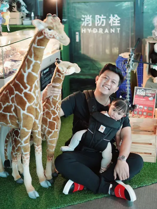 Keseruannya waktu jalan-jalan di Taipei Mall ini banyak diisi dengan potretnya bersama buah hatinya. Abadikan potret lucu yang nanti akan menjadi kenangan baby Cunda waktu besar nanti. Banyak dari netizen pun salut dengan perjalanan karier Denny Caknan yang saat ini menjadi penyanyi lagu Jawa yang populer sampai luar negeri. (Liputan6.com/IG/@denny_caknan)