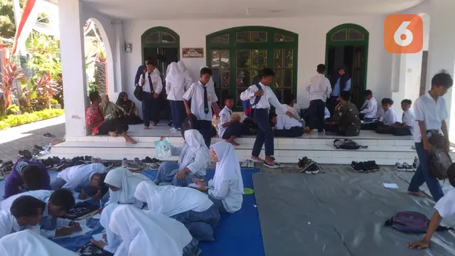 Para siswa-siswi Mts dan MA Darul Huda Wongsorejo Terpaksa belajar di Mushola imbas dari penyegelan sekolah. (Hermawan Arifianto/Liputan6.com)