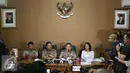 Kabid Humas Polda Metro Jaya Kombes Pol Awi Setiyono (kedua kanan) memberikan keterangan pers terkait penemuan barang bukti kasus yang melibatkan spiritualis Aa Gatot Brajamusti di Jakarta, Rabu (31/8). (Liputan6.com/Immanuel Antonius)