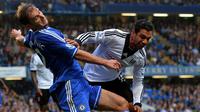Duel Branislav Ivanovic dan Kieran Richardson pada pertandingan sepak bola Liga Utama Inggris antara Chelsea vs Fulham di Stamford Bridge, London (21/09/13). (AFP/Ben Stansall)