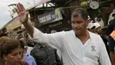 Presiden Ekuador, Rafael Correa (kanan) menyapa para warga saat mengunjungi lokasi gempa di kota Canoa, Ekuador, 18 April 2016. Dalam kesempatan tersebut, Rafael berbincang dengan warga yang menjadi korban gempa berkekuatan 7,8 SR (REUTERS/Henry Romero)