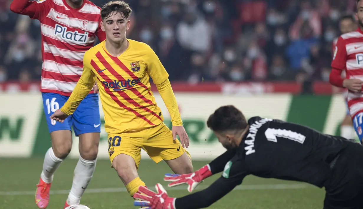 Pada menit ke-80 di tengah keunggulannya, Barcelona harus kehilangan Gavi (kiri) yang diusir wasit akibat menerima kartu kuning kedua usai pelanggarannya terhadap Alex Collado. (AFP/Jorge Guerrero)