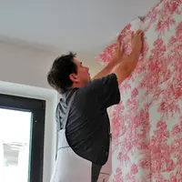 Wallpaper memiliki daya tahan delapan sampai sepuluh tahun. Bandingkan dengan cat dinding yang dalam dua tahun sudah harus dicat ulang...