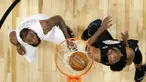 LeBron James (kiri) dan Joel Embiid melihat bola yang masuk ke dalam keranjang pada laga NBA All-Star basketball game di Los Angeles, (18/2/2018). Tim LeBron menang 148-145. (Mike Nelson/Pool via AP)