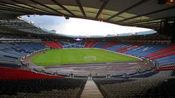 Hampden Park dibuka tahun 1903 dan dinobatkan sebagai stadion terbesar di dunia saat itu, karena dapat menampung lebih dari seratus ribu penonton. Bahkan ketika Timnas Skotlandia menjamu Timnas Inggris, stadion ini mampu menampung 149.415 penonton. (Foto: AFP/ Ian MacNicol)