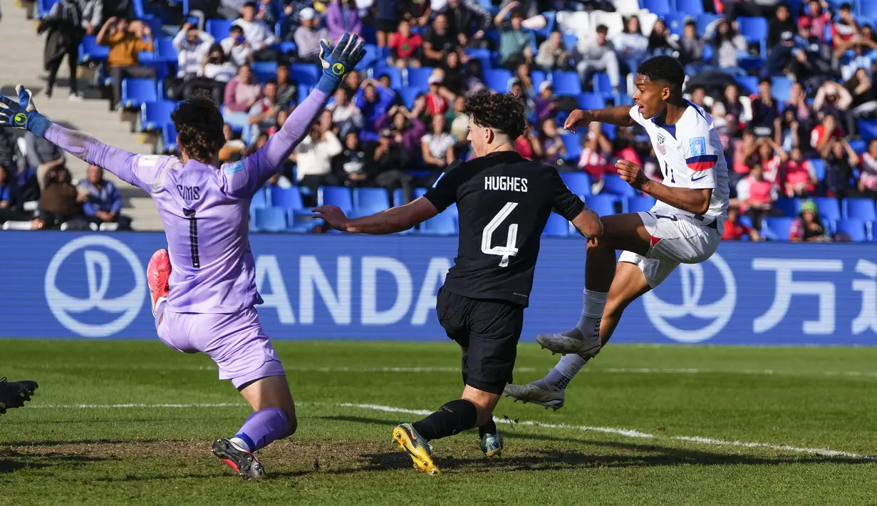 Bek Timnas Amerika Serikat U-20, Justin Che (kiri) melepaskan tendangan yang berbuah gol ketiga ke gawang Selandia Baru pada laga babak 16 besar Piala Dunia U-20 2023 di Malvinas Argentinas Stadium, Mendoza, Argentina, Rabu (31/5/2023) dini hari WIB. (AP Photo/Natacha Pisarenko)
