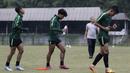 Pemain Timnas Indonesia U-19, Beckham Putra dan Bagus Kahfi, melakukan pendinginan usai latihan di Stadion Padjajdaran, Bogor, Kamis (26/9). Latihan ini merupakan persiapan jelang kualifikasi Piala Asia 2020. (Bola.com/Yoppy Renato)
