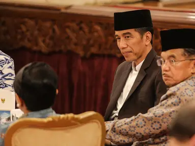 Presiden Jokowi dan Wapres Jusuf Kalla menggelar buka puasa bersama para dubes negara sahabat, Istana Negara, Jakarta, Senin (13/7/2015). Sejumlah menteri dan pejabat negara lainnya tampak hadir di acara tersebut. (Liputan6.com/Faizal Fanani)