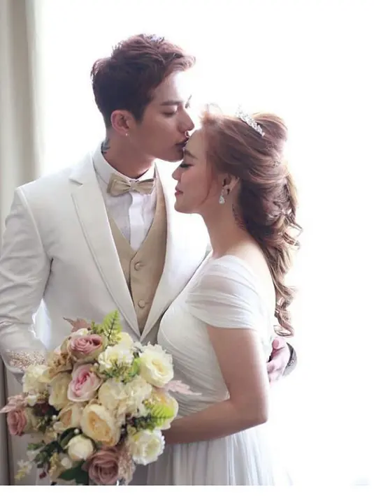 Mantan personel Boyband yang kini menjadi seorang presenter di Indonesia ini akhirnya resmi menjadi seorang suami. Terpancar aura bahagia saat Lee jeong Hoon mengenakan jas pengantin. (Instagram/leemoalovers)