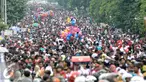 Ribuan warga saat mengikuti Kirab Budaya Merah Putih di Bogor, Jawa Barat, Minggu (13/11). Acara ini bertujuan untuk memperkenalkan budaya bangsa kepada anak-anak muda dan sekaligus mempromosikan wisata serta kuliner Bogor. (Liputan6.com/Yoppy Renato)