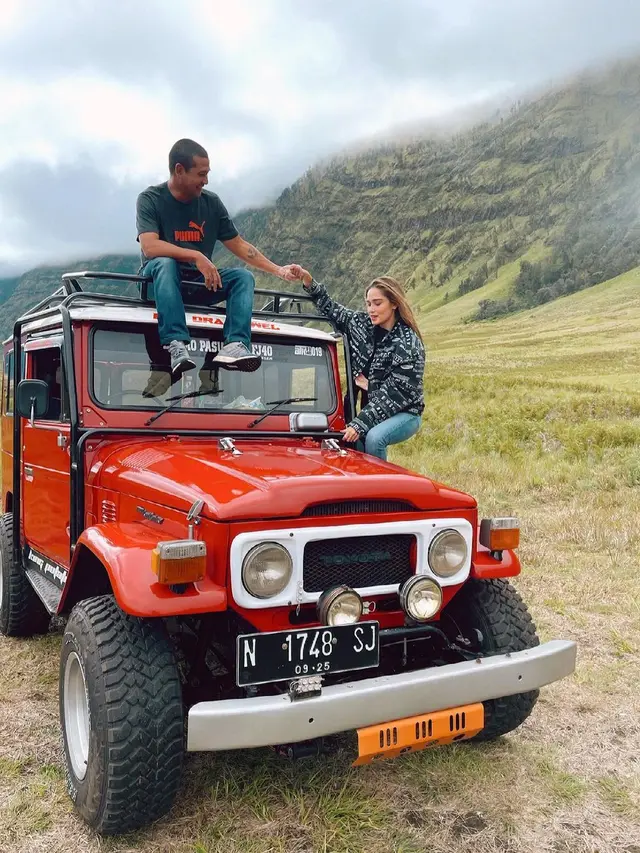 7 Momen Seru Liburan Yasmine Wildblood di Gunung Bromo