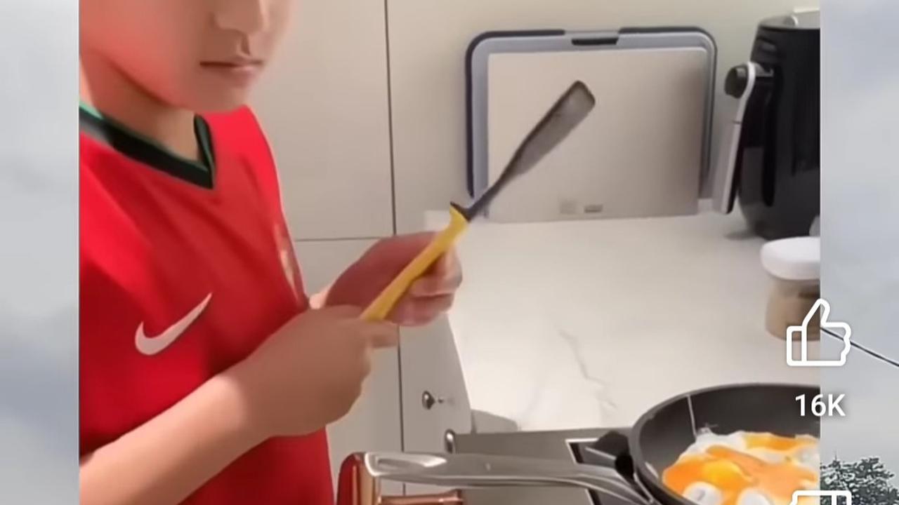 Potret Rafathar Belajar Masak Telur Bareng Mbak Lala, Senyum Semringah Jadi Sorotan - Dipuji Anak Hebat Luar Biasa
