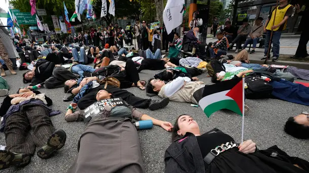 Aktivis Pro-Palestina Berbaring di Jalan dalam Aksi Die-In di Seoul