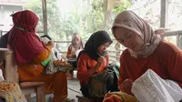 Kisah Sulastri Ubah Kulit Jengkol Jadi Karya Batik Bernilai Jutaan Rupiah