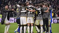 Para pemain Juventus merayakan kemenangan 1-0 atas AS Roma setelah berakhirnya laga pekan ke-18 Serie A Liga Italia 2023/2024 di Allianz Stadium, Turin, Sabtu (30/12/2023) malam waktu setempat. (LaPresse via AP Photo/Marco Alpozzi)